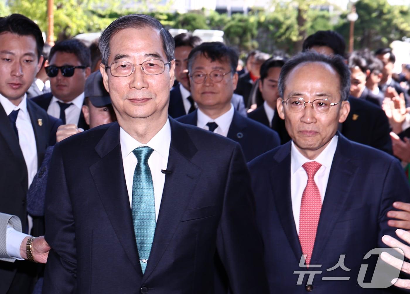 본문 이미지 - 한덕수 전 국무총리가 지난 5월 2일 오전 서울 여의도 국회에 도착해 대통령 선거 출마 선언을 하기 위해 추경호 국민의힘 의원과 함께 소통관으로 향하고 있다./뉴스1 ⓒ News1 김민지 기자