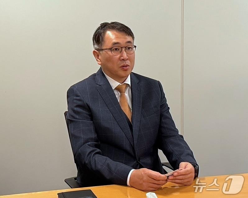 본문 이미지 - 김상부 세계은행(WB) 디지털전환 부총재가 4월 24일(현지시각) 미국 워싱턴D.C. WB 부총재 사무실에서 주요 20개국(G20) 재무장관·중앙은행총재 회의 동행 취재단과 간담회를 진행하고 있다.