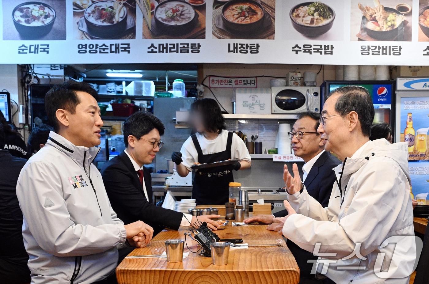 본문 이미지 - 제21대 대통령 선거에 출마한 한덕수 전 총리가 2일 서울 종로구 한 식당에서 오세훈 서울시장과 오찬 간담회를 하고 있다. (공동취재) 2025.5.2/뉴스1 ⓒ News1 김명섭 기자