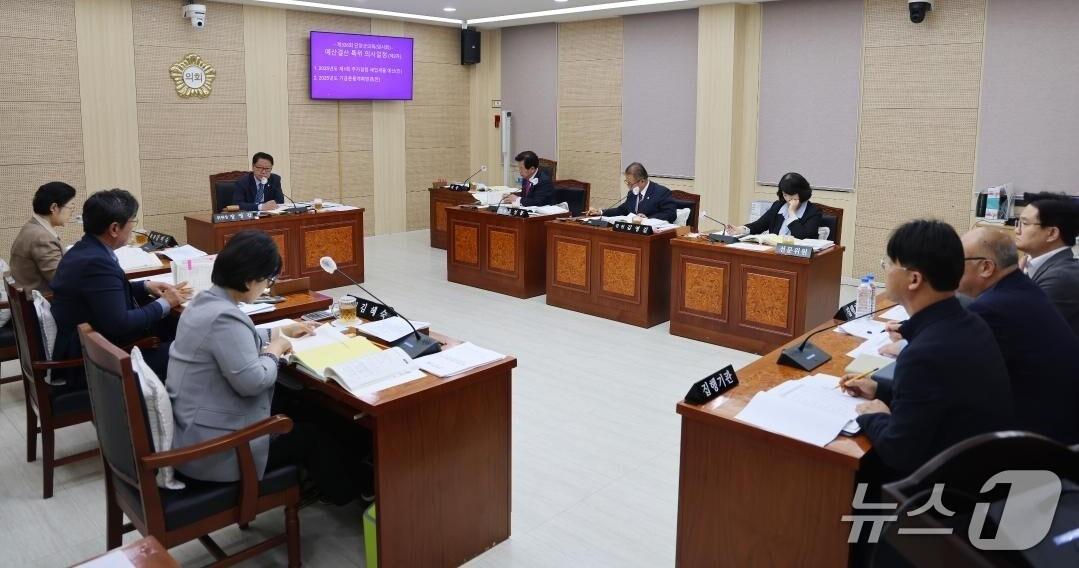 본문 이미지 - 단양군의회 예산결산특위.(단양군의회 제공)/뉴스1 