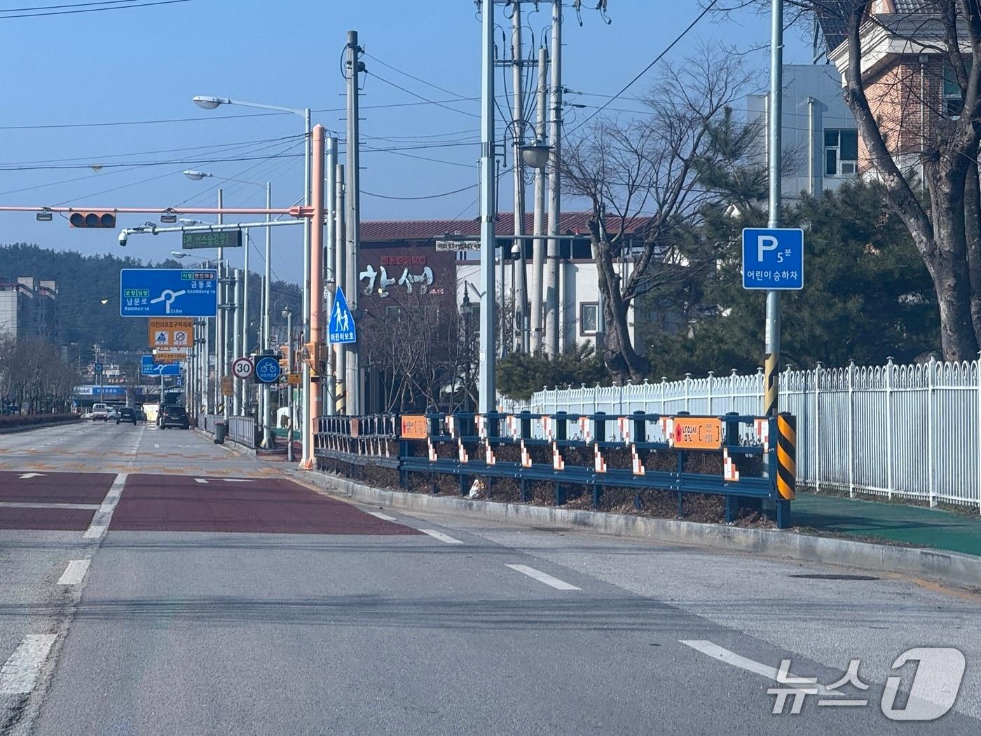 본문 이미지 - 전북경찰청은 전북지역 어린이·노인 보호구역 내 교통안전시설을 일제 정비했다고 2일 밝혔다. 사진은 남원초등학교 앞에 설치된 차량 방호 울타리.&#40;전북경찰 제공. 재판매 및 DB 금지&#41;