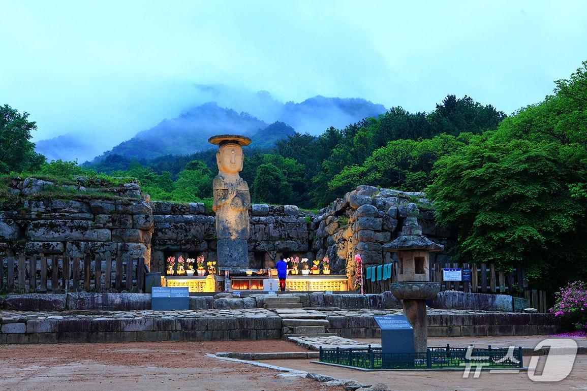 본문 이미지 - 5일 부처님오신날을 맞아 우리나라에 불교가 전파된 고갯길 충주 하늘재가 주목받고 있다. 사진은 하늘재 미륵대원지.(충주시 제공. 재판매 및 DB금지)/뉴스1 