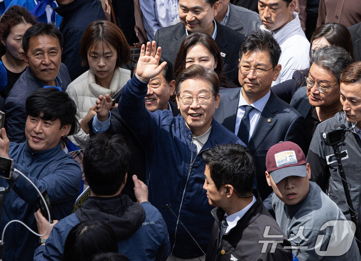 본문 이미지 - &#39;골목골목 경청투어 : 접경벨트편&#39;에 나선 이재명 더불어민주당 대통령 후보가 2일 오후 강원 화천군 화천공영버스터미널 인근에서 지지자들을 향해 인사하고 있다. 2025.5.2/뉴스1 ⓒ News1 이재명 기자