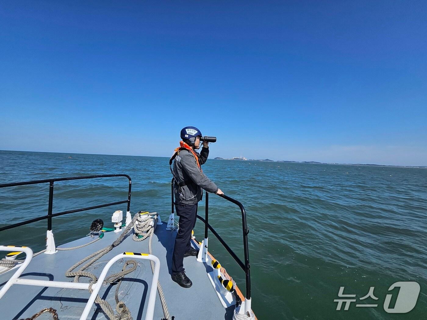 본문 이미지 - 2일 보령해경이 해루질 중  (보령해경 제공, 재판매 및 DB 금지)/뉴스1