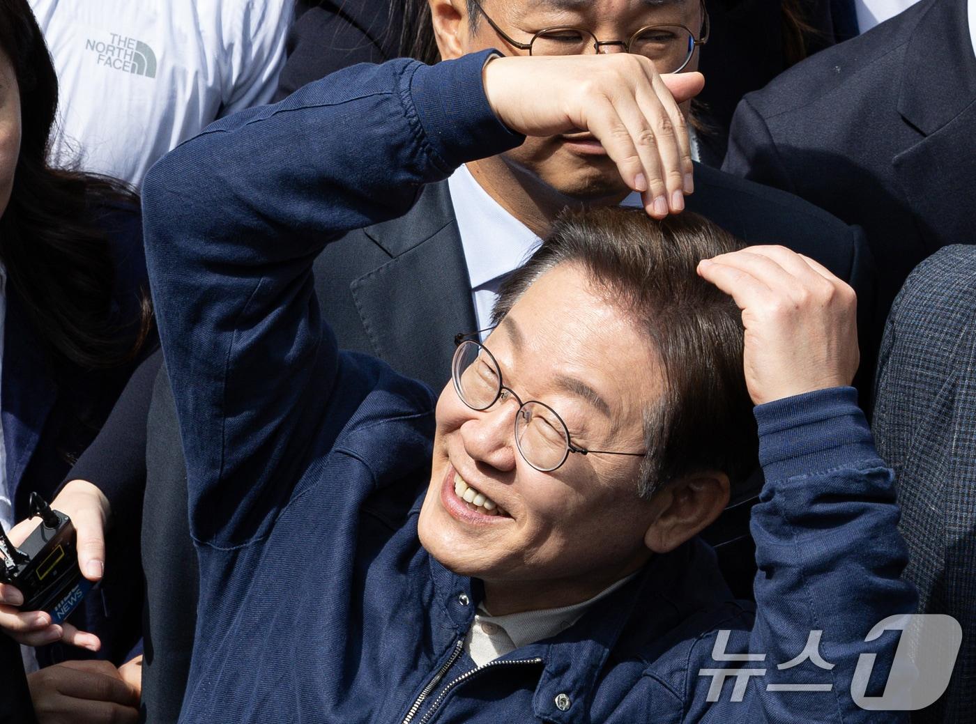 본문 이미지 - '골목골목 경청투어 : 접경벨트편'에 나선 이재명 더불어민주당 대통령 후보가 2일 오후 강원 화천군 화천공영버스터미널 인근에서 지지자들을 향해 하트를 그려보이고 있다. 2025.5.2/뉴스1 ⓒ News1 이재명 기자