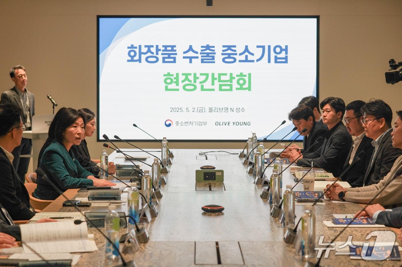 오영주 중소벤처기업부 장관이 2일 서울 성동구 올리브영N 성수에서 열린 &#39;K-뷰티 수출 중소기업 현장 간담회&#39;에서 모두 발언을 하고 있다.&#40;중소벤처기업부 제공&#41;