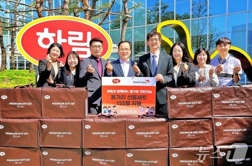 본문 이미지 - 종합식품기업 하림이 어린이날을 기념해 '아침머꼬' 조식 지원 학생들에게 선물을 전달했다.(하림 제공. 재판매 및 DB금지)