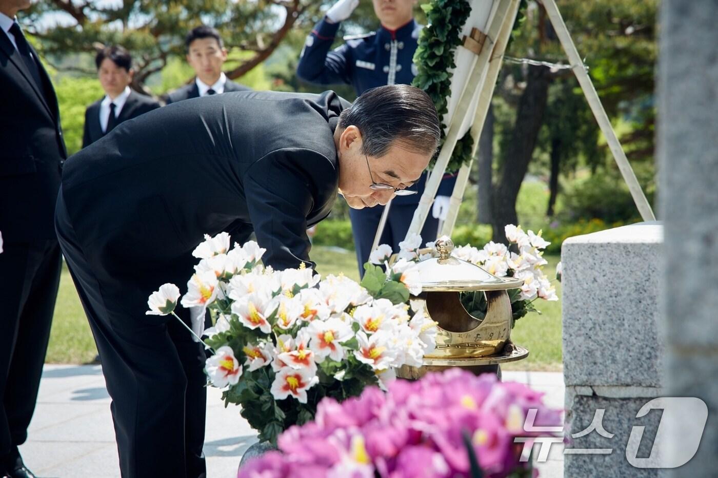 대선 출마를 선언한 한덕수 전 국무총리가 2일 서울 동작구 국립서울현충원을 찾아 학도의용군 무명용사탑을 참배하고 있다. (한덕수 캠프 제공, 재판매 및 DB 금지) 2025.5.2/뉴스1