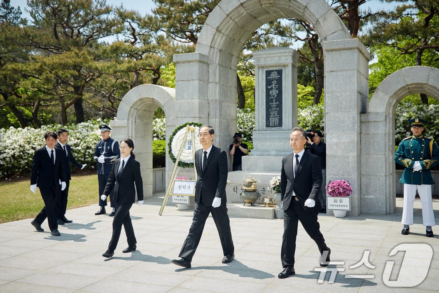 대선 출마를 선언한 한덕수 전 국무총리가 2일 서울 동작구 국립서울현충원을 찾아 학도의용군 무명용사탑 참배 뒤 이동하고 있다. &#40;한덕수 캠프 제공, 재판매 및 DB 금지&#41; 2025.5.2/뉴스1