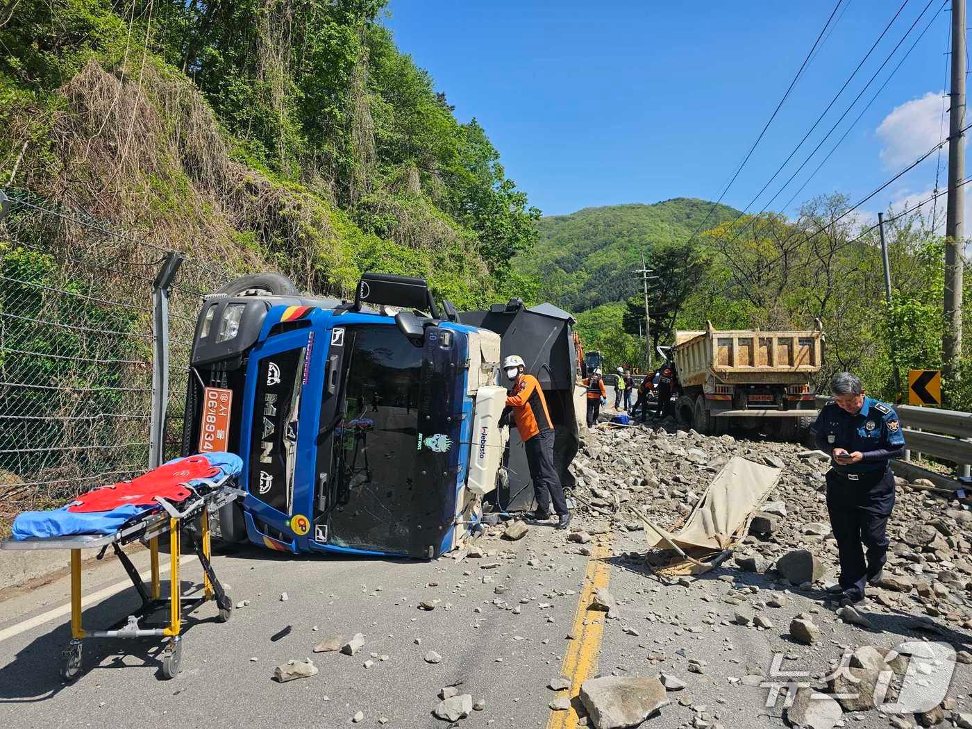 본문 이미지 - 강원 춘천 사북면 원평리 교통 사고 현장.(강원도소방본부 제공, 재판매 및 DB금지)