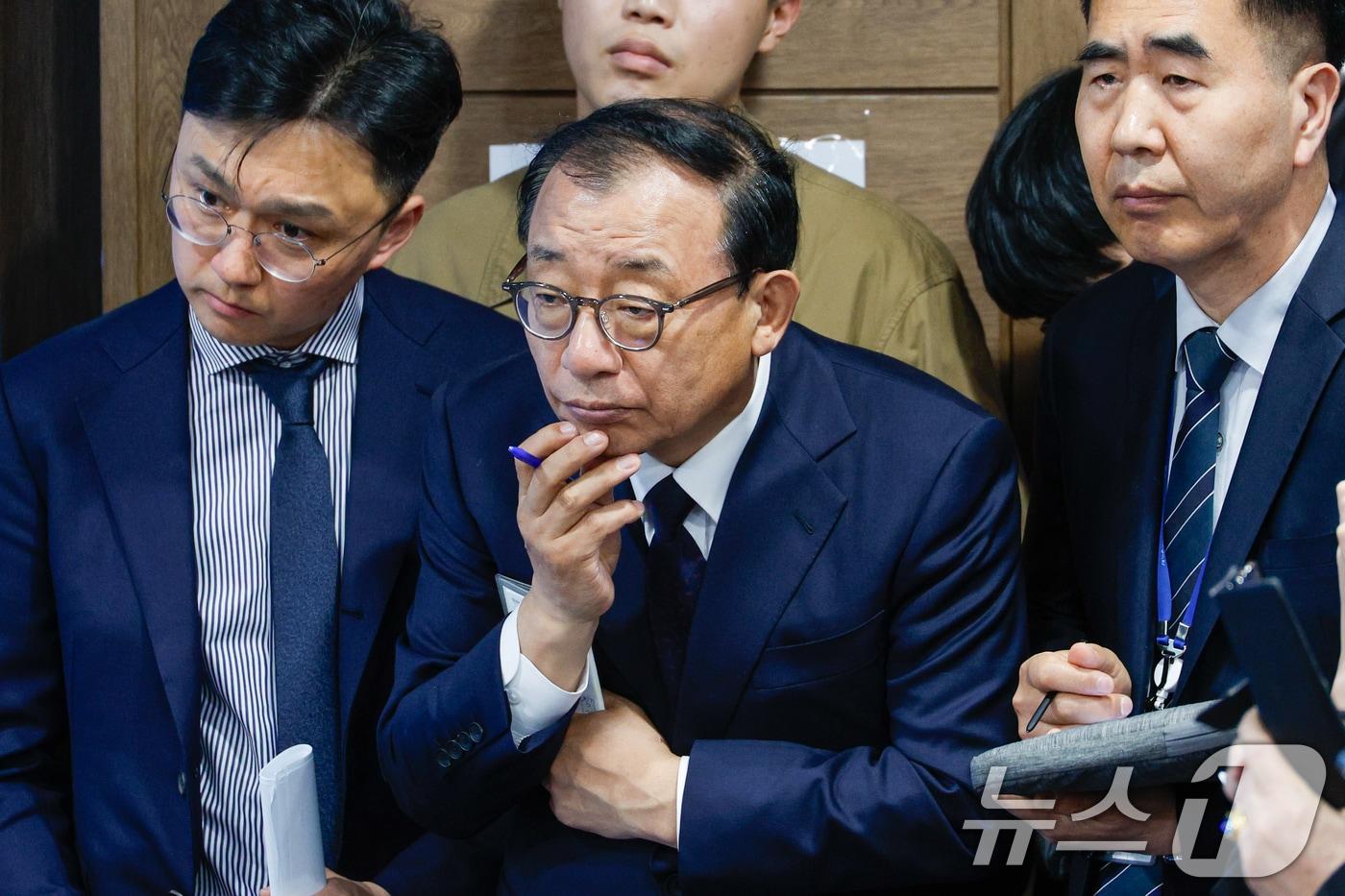 한덕수 캠프에 합류한 이정현 전 새누리당 대표가 2일 서울 여의도 국회 소통관에서 대선 출마 선언을 마친 한 전 총리와 취재진의 질의 답변을 듣고 있다. 2025.5.2/뉴스1 ⓒ News1 안은나 기자