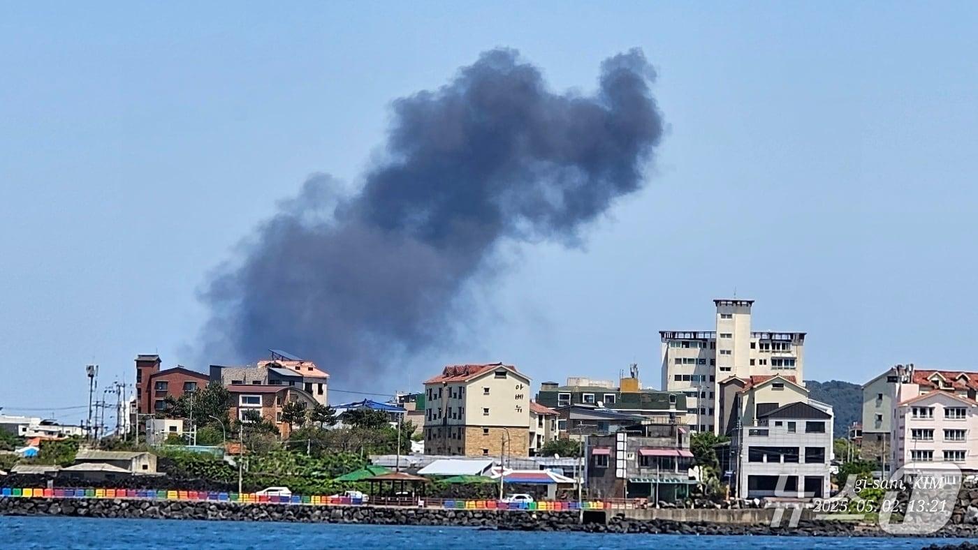 본문 이미지 - 제주의 한 화력발전소 연료탱크 보강공사 중 유류 잔여물에 불이 붙으며서 검은 연기가 나고 있다.(독자 김기삼 씨 제공, 재판매 및 DB 금지)/뉴스1 