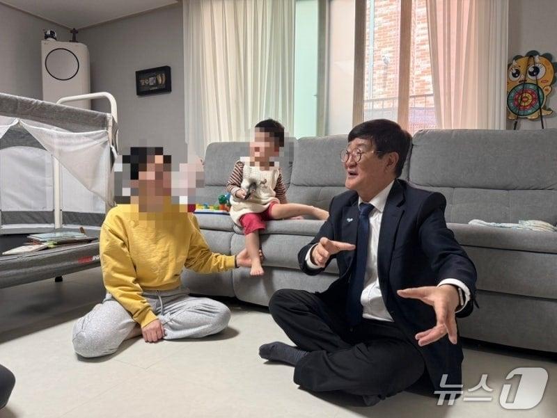 본문 이미지 - 2일 강북구에 위치한 탈북민 가정을 방문한 고영환 국립통일교육원장 (통일부 제공)