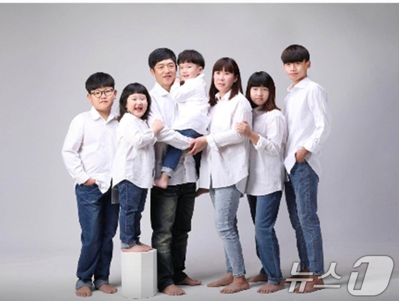 본문 이미지 - 장흥에 거주하는 박제정·김혜숙 씨 부부와 5남매가 함께 찍은 가족 사진.(본인 제공. 재판매 및 DB 금지) ⓒ