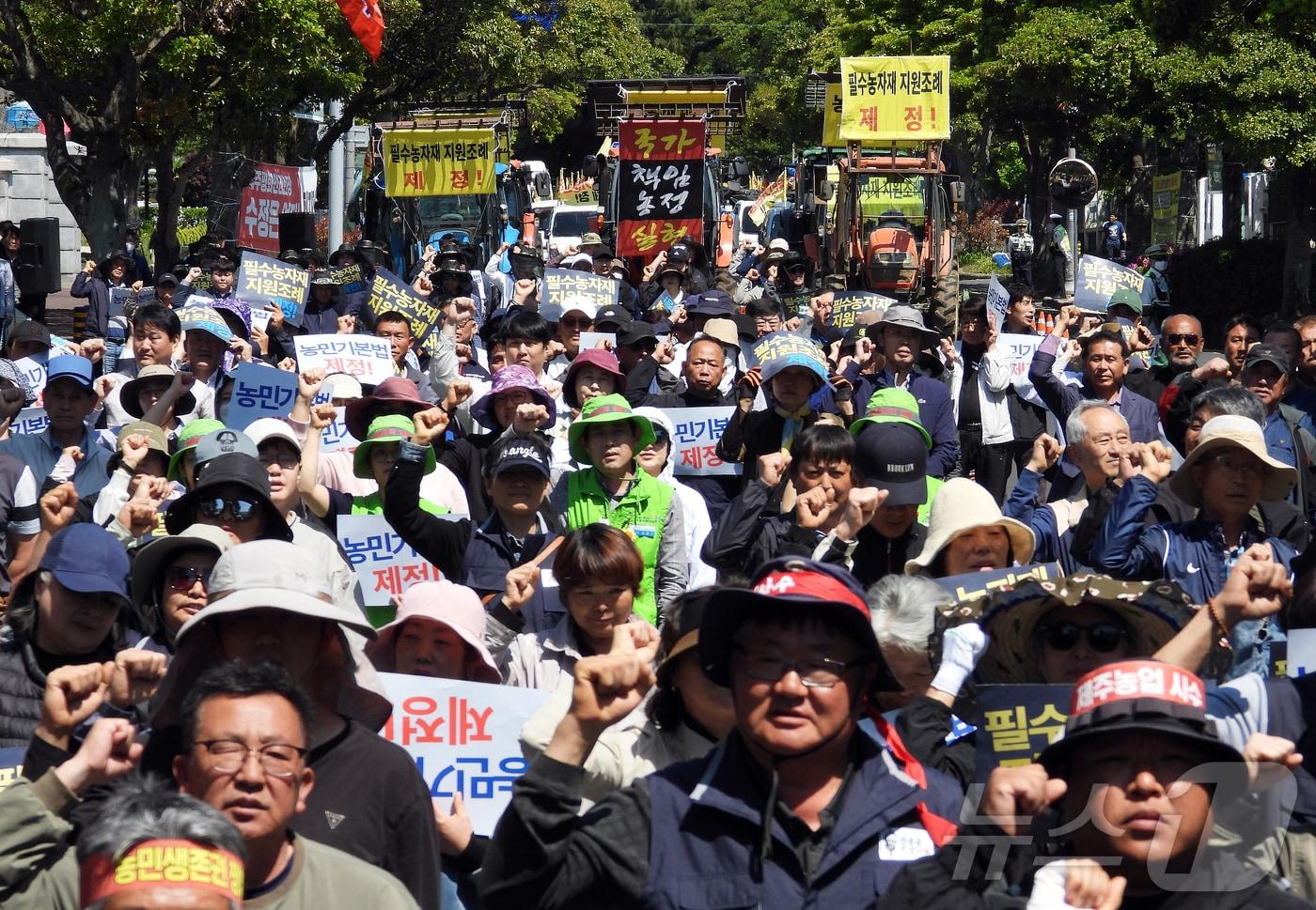 제주 농민들이 2일 오후 제주도청 앞에서 제21대 대통령 선거 후보들을 향해 농민기본법 제정 등을 촉구하고 있다. 2025.5.2/뉴스1 ⓒ News1 오미란 기자
