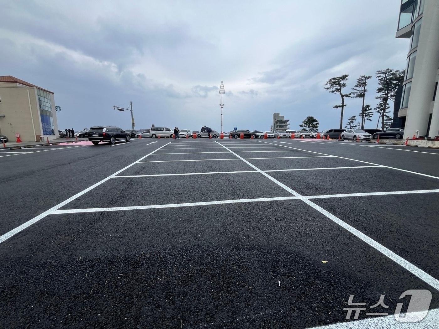 본문 이미지 - 강릉 안목해변 커피거리에 새로 조성된 77대 수용 규모 공영주차장 전경.(강릉시 제공. 재판매 및 DB 금지) 2025.5.2/뉴스1