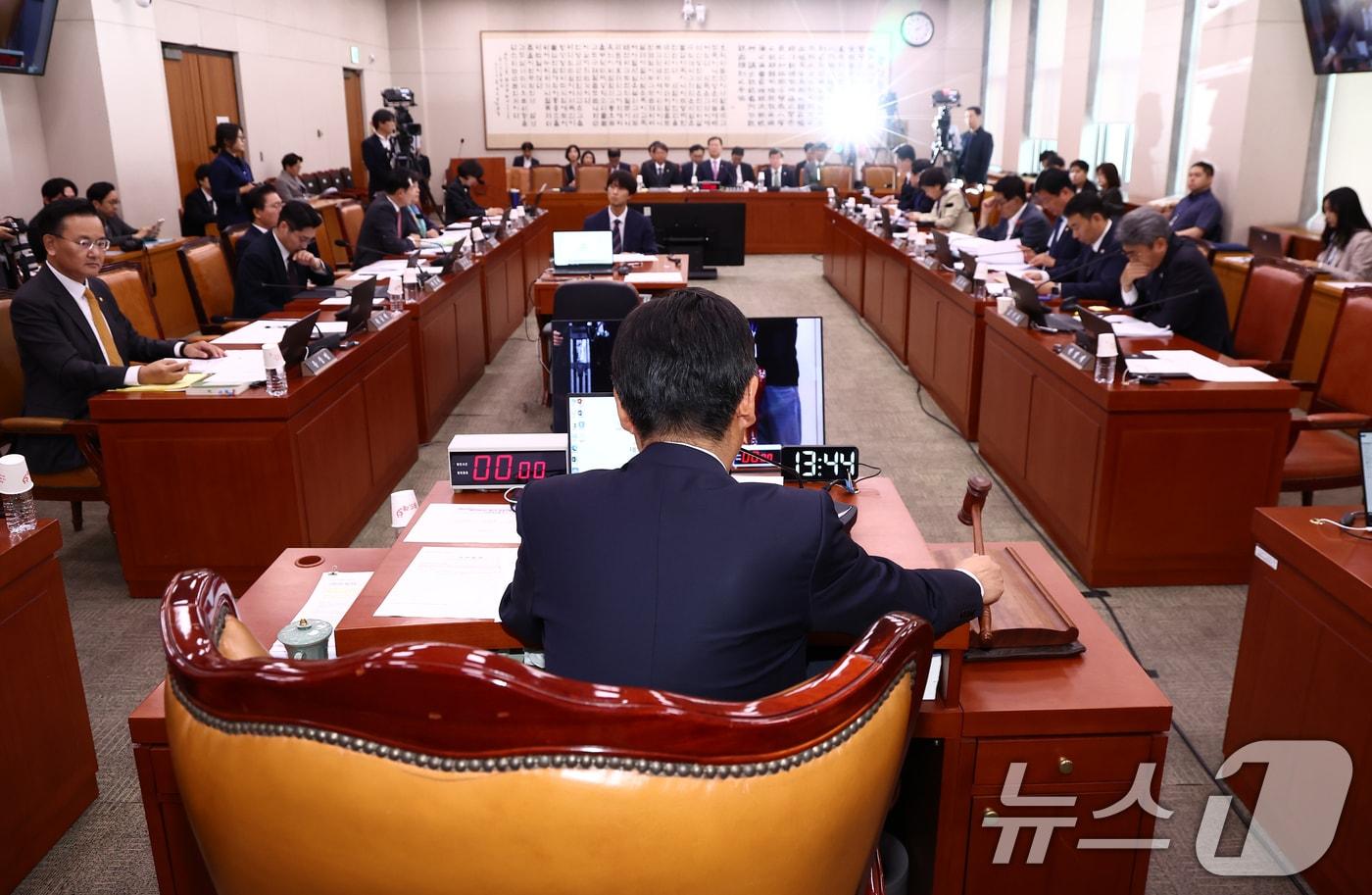 정청래 법제사법위원장이 2일 오후 서울 여의도 국회에서 열린 법제사법위원회 전체회의에서 대통령 당선시 진행 중인 형사재판 절차를 정지하도록 하는 내용의 형사소송법 개정안을 상정하고 있다. 2025.5.2/뉴스1 ⓒ News1 김민지 기자