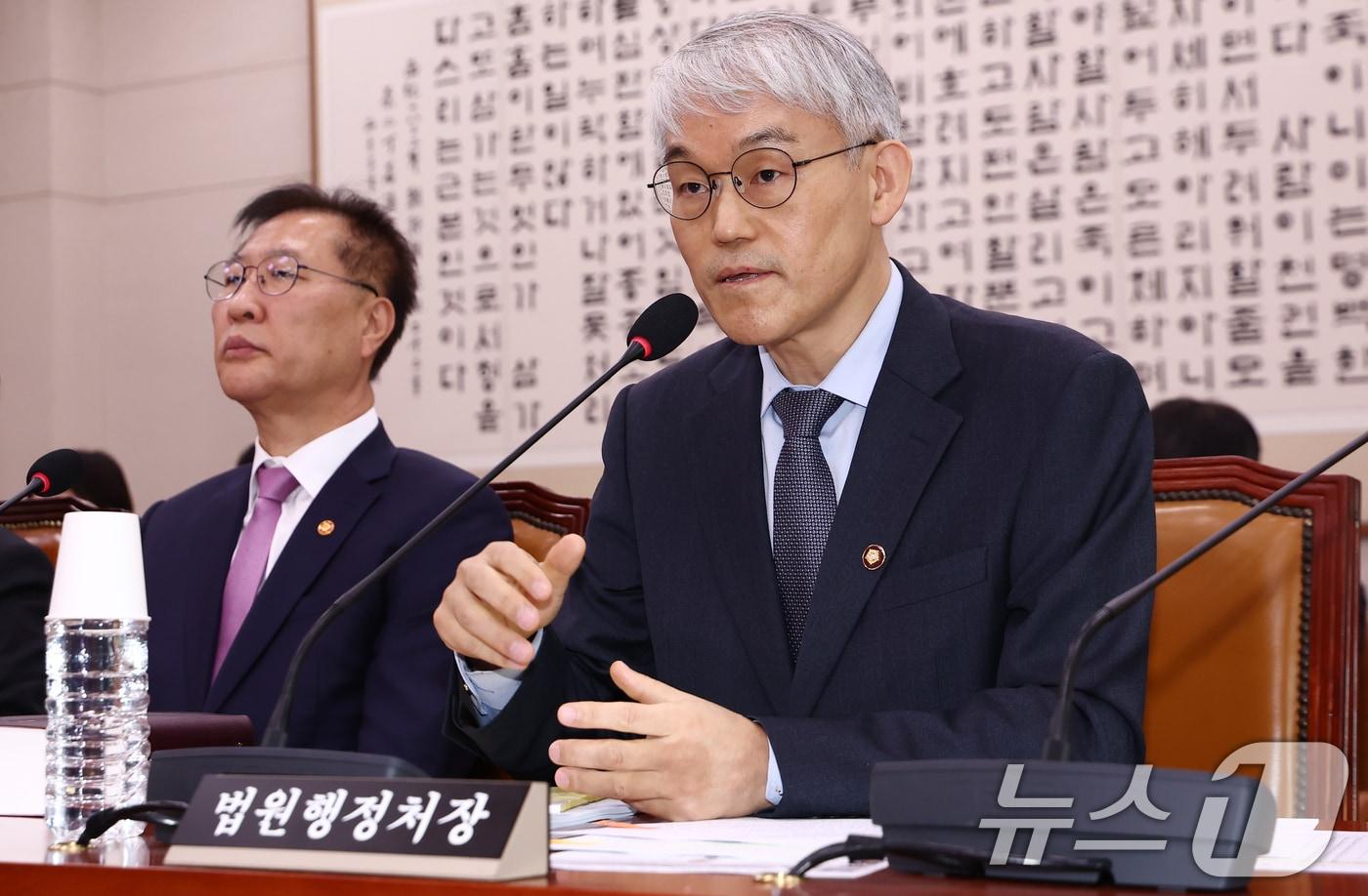 본문 이미지 - 천대엽 법원행정처장이 2일 오후 서울 여의도 국회에서 열린 법제사법위원회 전체회의에서 의원 질의에 답변하고 있다. 왼쪽은 박성재 법무부 장관. 2025.5.2/뉴스1 ⓒ News1 김민지 기자