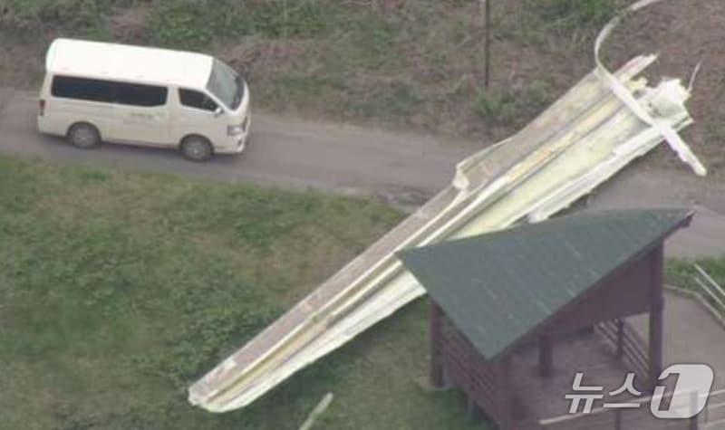 본문 이미지 - 일본의 아키타현 아라야 해변 공원의 풍력 발전기에서 풍차 모양 날개가 떨어지며 한 남성이 숨졌다.(NHK갈무리)