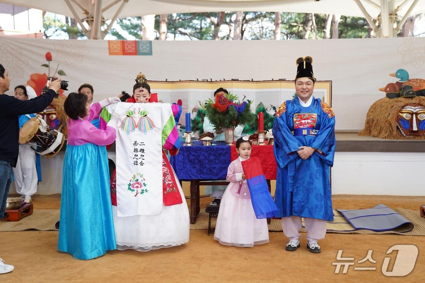 속초시립박물관에서 치러지는 전통혼례.(속초시 제공. 재판매 및 DB 금지) 2025.5.2/뉴스1