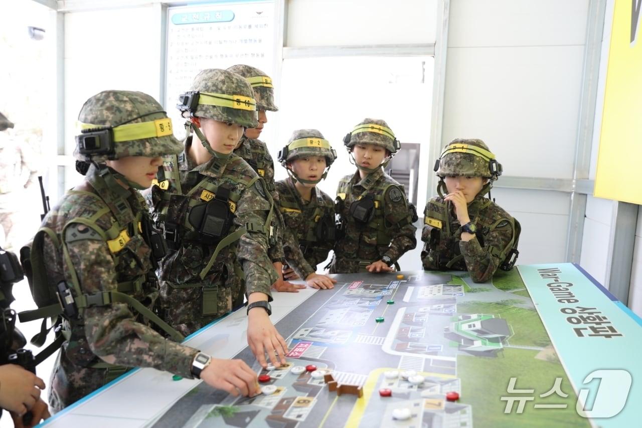 본문 이미지 -  군사훈련을 하고 있는 국군간호사관학교 생도들(국군간호사관학교 제공) /뉴스1