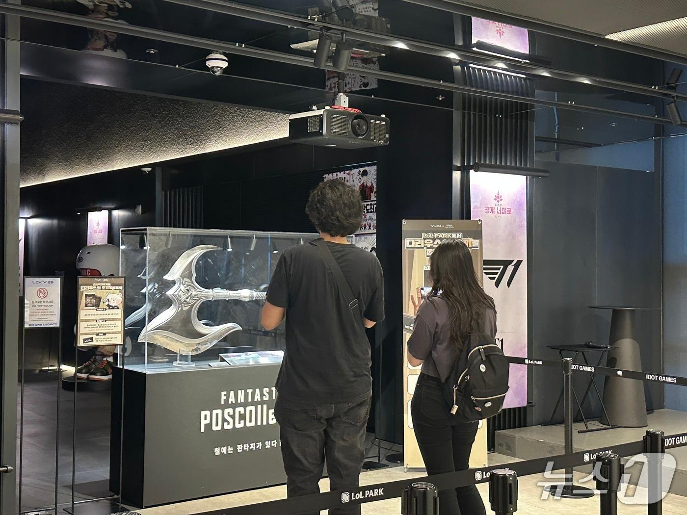 본문 이미지 - 관람객들이 다리우스의 도끼를 관람하는 모습 2025.04.30/뉴스1 ⓒ News1 금준혁 기자