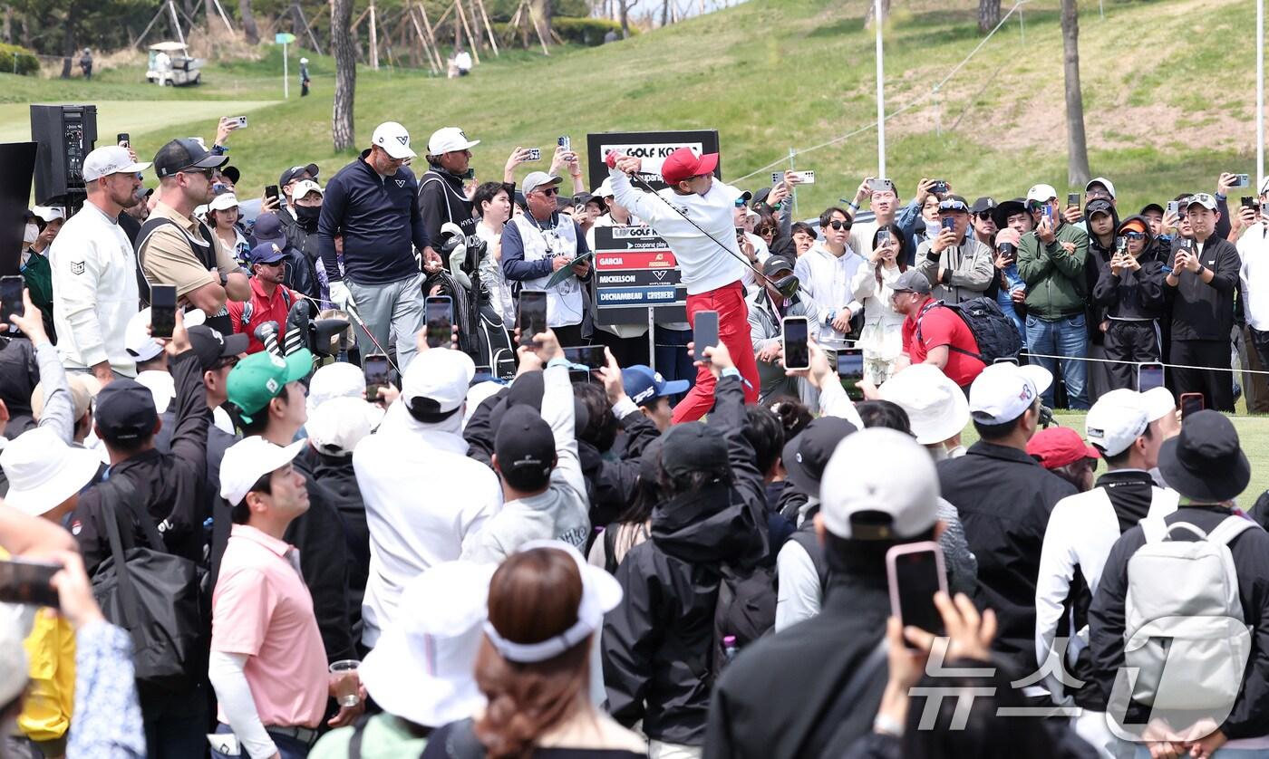세르히오 가르시아가 2일 인천 송도동 잭니클라우스 골프클럽 코리아에서 열린 &#39;LIV골프 코리아 1라운드 3번홀에서 티샷을 하고 있다. 2025.5.2/뉴스1 ⓒ News1 김성진 기자