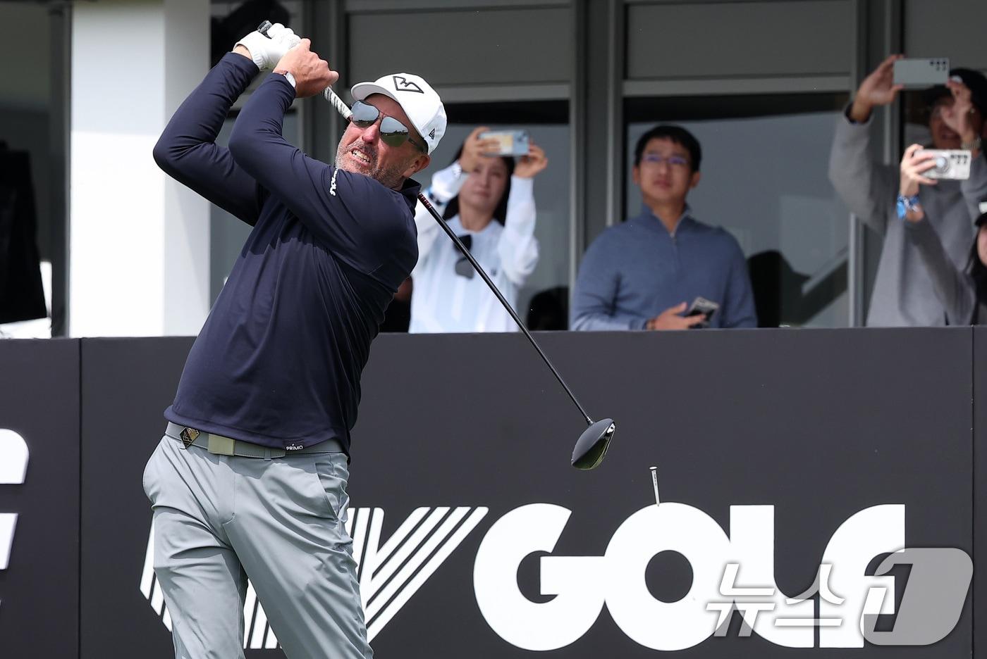 본문 이미지 - LIV 골프가 상금을 확대한다. 사진은 지난해 인천에서 펼쳐진 LIV 골프 코리아에 출전한 필 미켈슨. /뉴스1 ⓒ News1 김성진 기자
