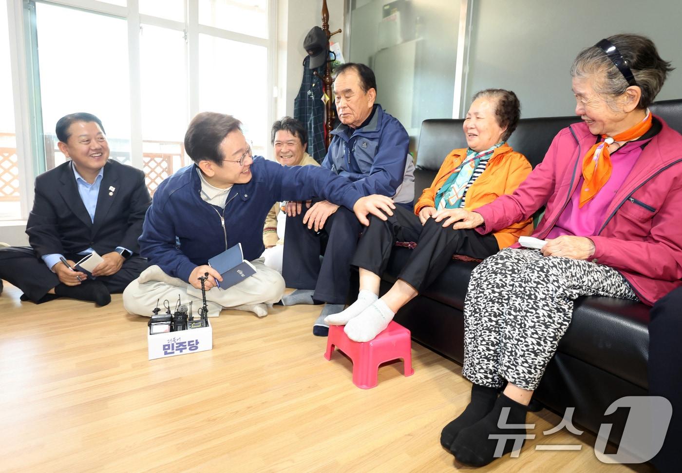 본문 이미지 - '골목골목 경청투어 : 접경벨트편'에 나선 이재명 더불어민주당 대통령 후보가 2일 오후 강원 화천군에 위치한 경로당을 찾아 어르신들과 대화를 하고 있다. (공동취재) 2025.5.2/뉴스1 ⓒ News1 이재명 기자