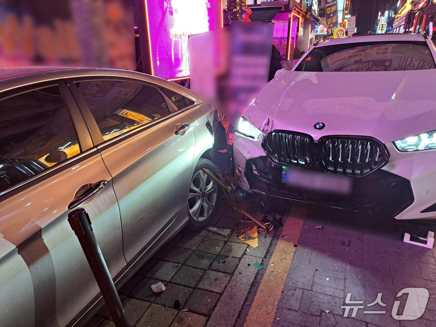 본문 이미지 - 2일 오전 4시20분께 대전 서구 둔산동 갤러리아 백화점 인근 골목에서 만취 운전 차량이 행인 3명을 치고 주차된 차 2대를 들이받았다.(대전경찰청 제공) /뉴스1