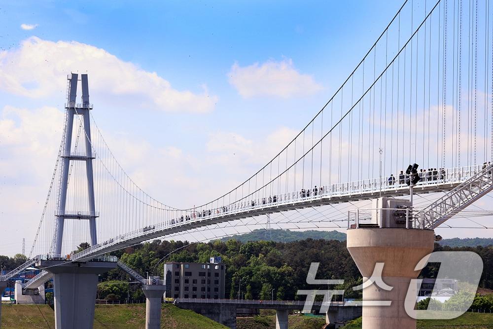 본문 이미지 - 2일 경기 여주시 신륵사 관광지 일원서 열린 제37회 여주도자기축제를 찾은 방문객들이 지난 1일 개통한 여주의 새로운 명물로 떠오른 남한강 출렁다리를 걷고 있다. &#40;여주시 제공. 재판매 및 DB 금지&#41; 2025.5.2/뉴스1