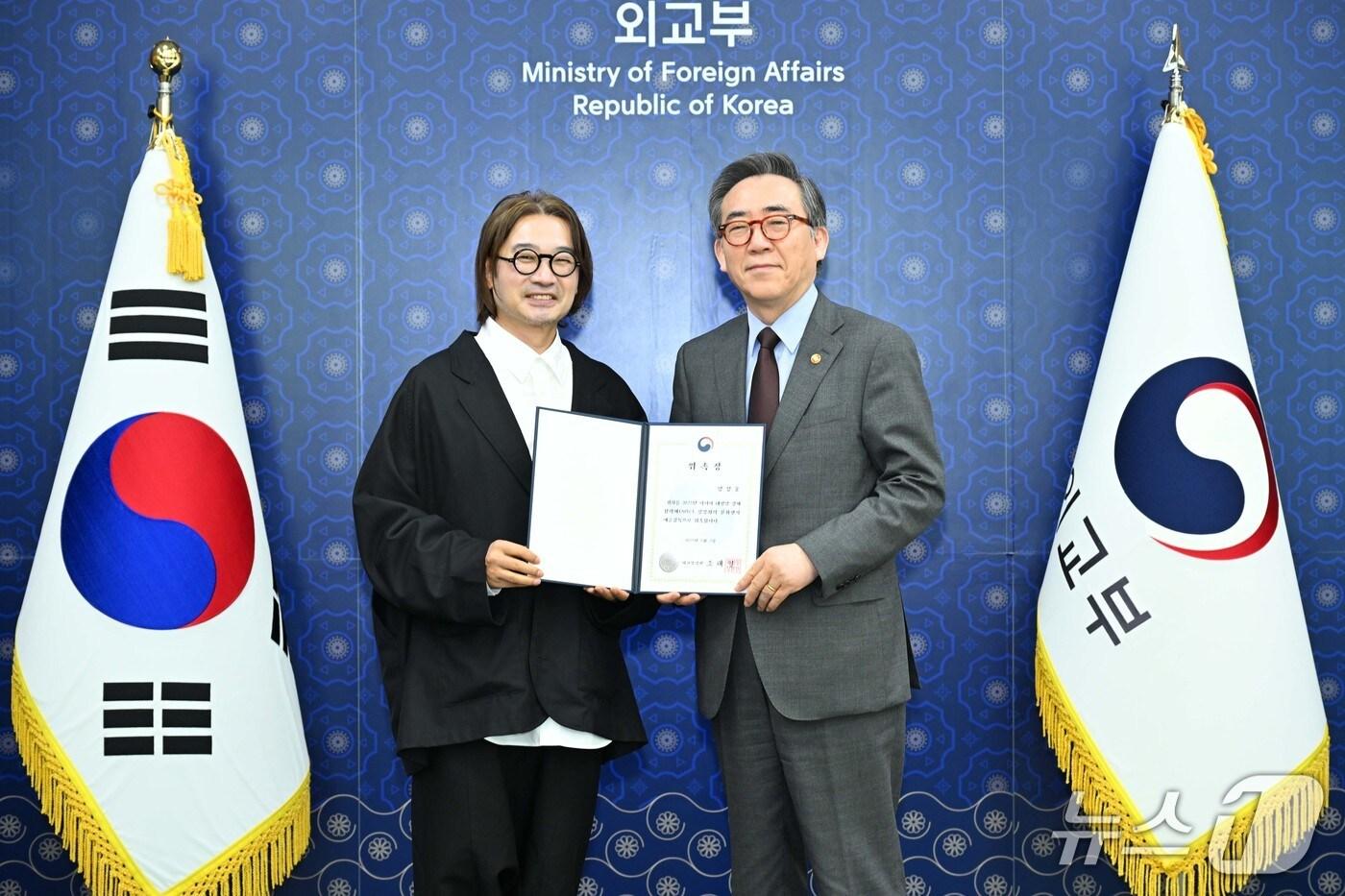 조태열(오른쪽) 외교부 장관, 양정웅 공연 연출가.(외교부 제공)