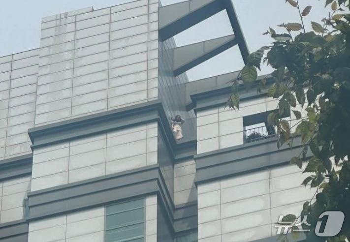 본문 이미지 - 2일 오후 1시 35분쯤 서울 강남구 역삼동의 한 오피스텔에서 여성 1명이 투신을 시도하고 있다.(독자 제공)