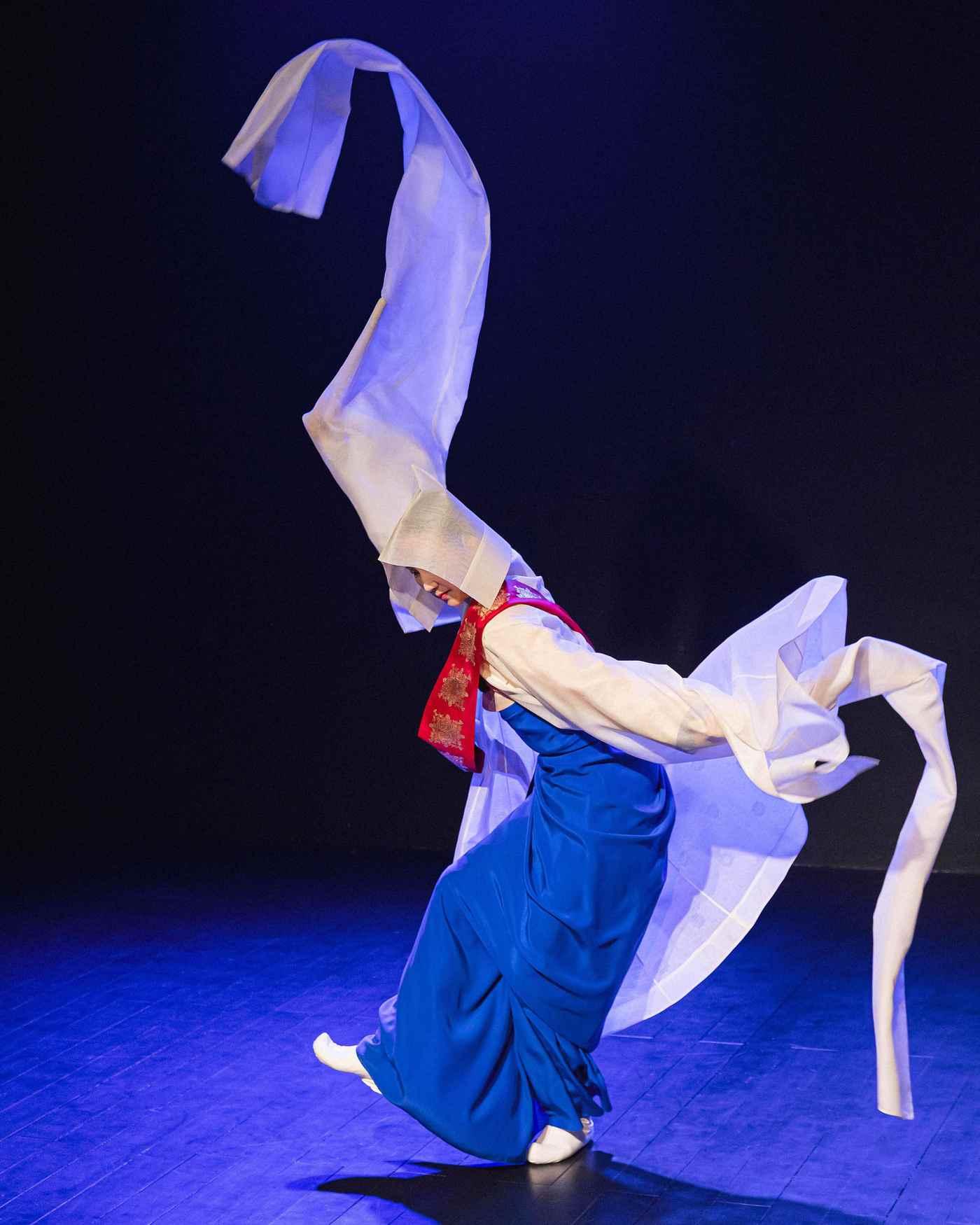 본문 이미지 - &#39;승무&#39;를 추고 있는 수상자 김연정 &#40;이애주문화재단 제공&#41;