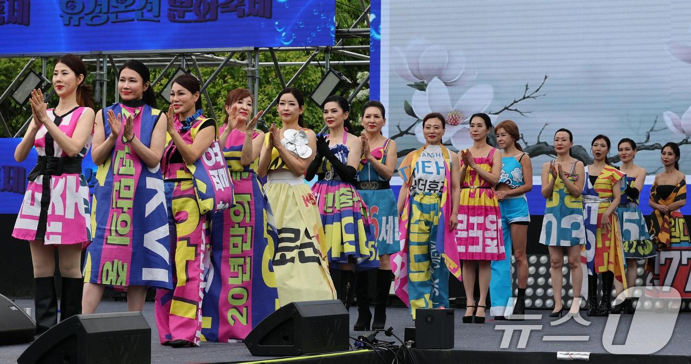 본문 이미지 -  '유성온천축제'에서 시니어모델 워킹쇼를 하고 있다.  2025.5.2 ⓒ 뉴스1 김기태 기자