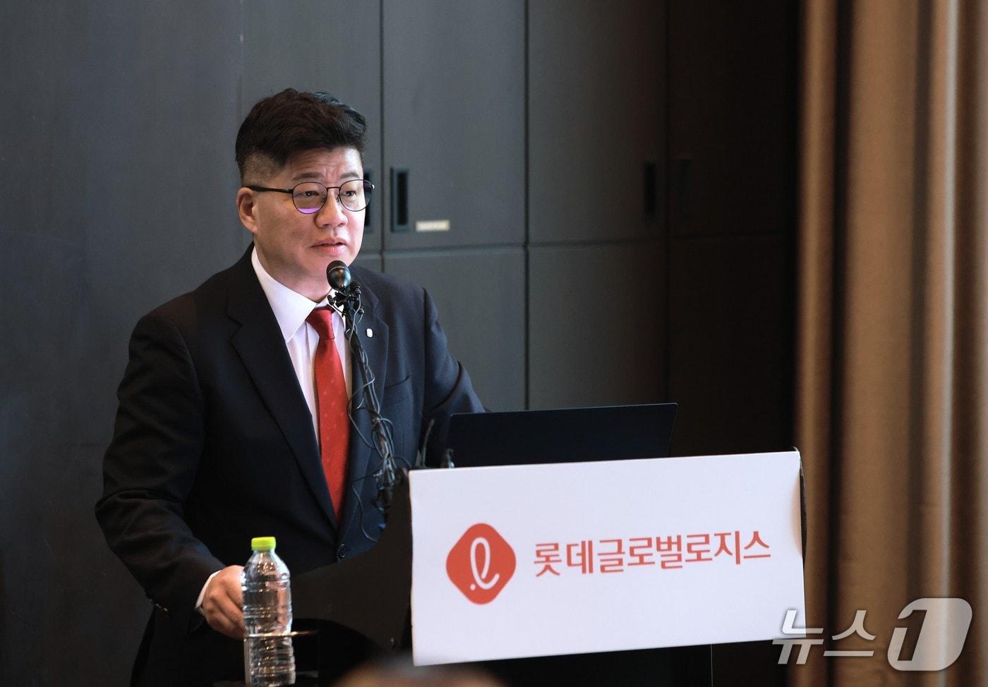 강병구 롯데글로벌로지스 대표이사가 지난달 21일 기업설명회에서 롯데글로벌로지스의 사업 전략과 비전을 설명하고 있다. &#40;롯데글로벌로지스 제공&#41;