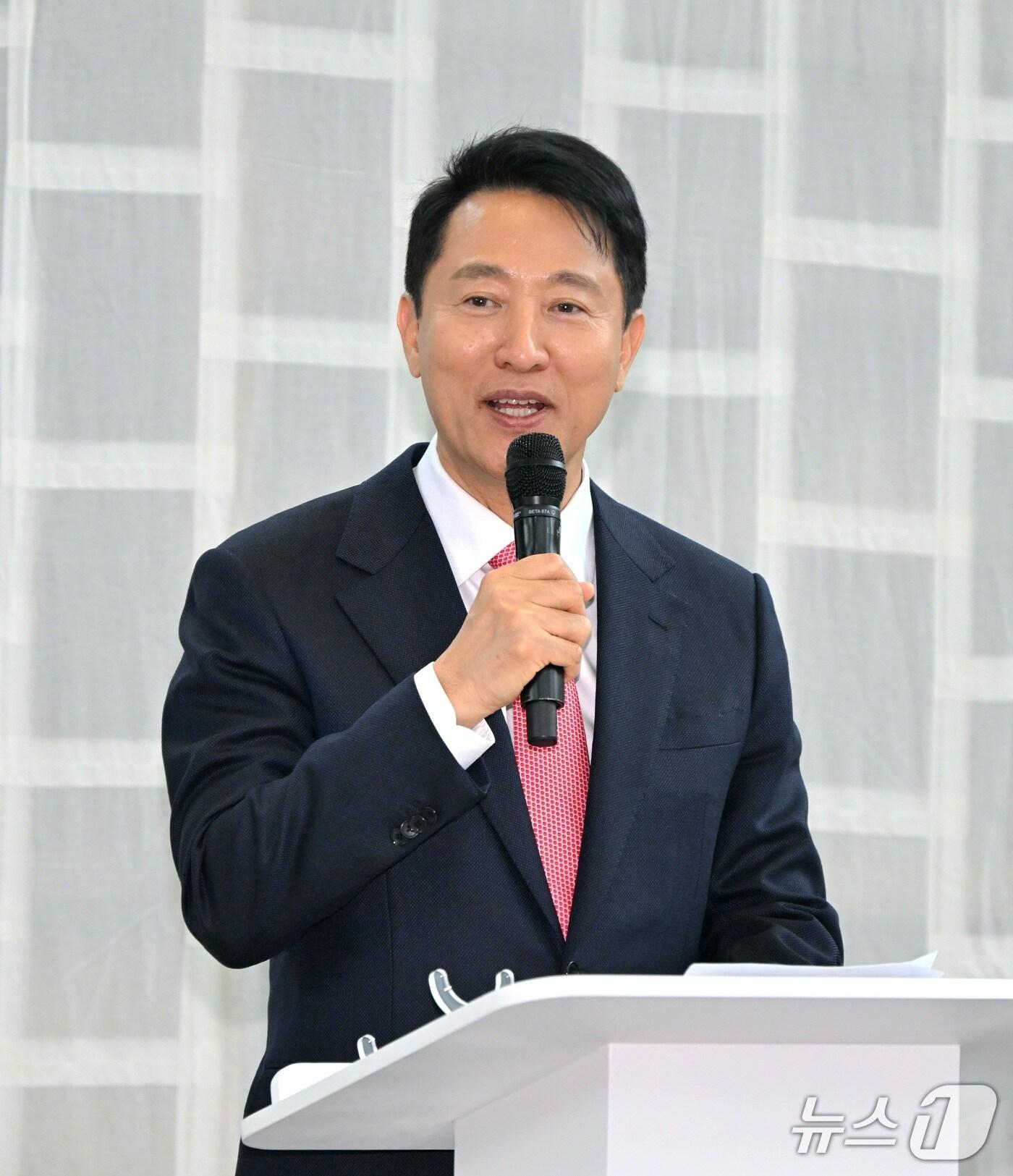 본문 이미지 - 오세훈 서울시장이 2일 서울공예박물관에서 열린 국내 최대 규모 불교 자수 공예 특별전 '염원을 담아' 개막식에서 환영사를 하고 있다.(서울시 제공)