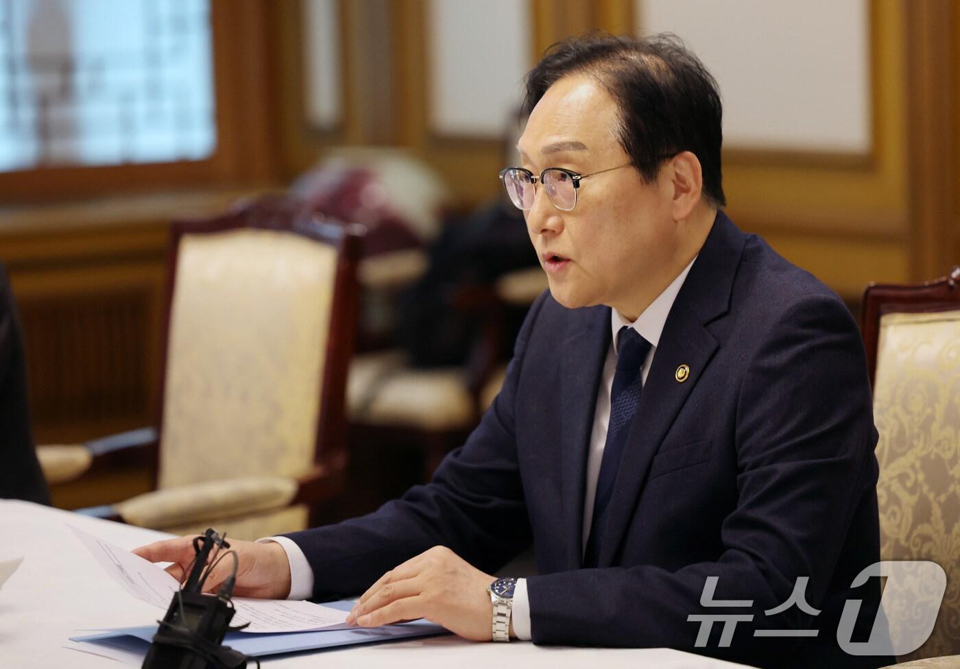 본문 이미지 - 정인교 산업통상자원부 통상교섭본부장이 2일 서울 종로구 정부서울청사에서 열린 긴급 통상 관계기관 점검회의에서 발언을 하고 있다. 2025.5.2/뉴스1 ⓒ News1 임세영 기자