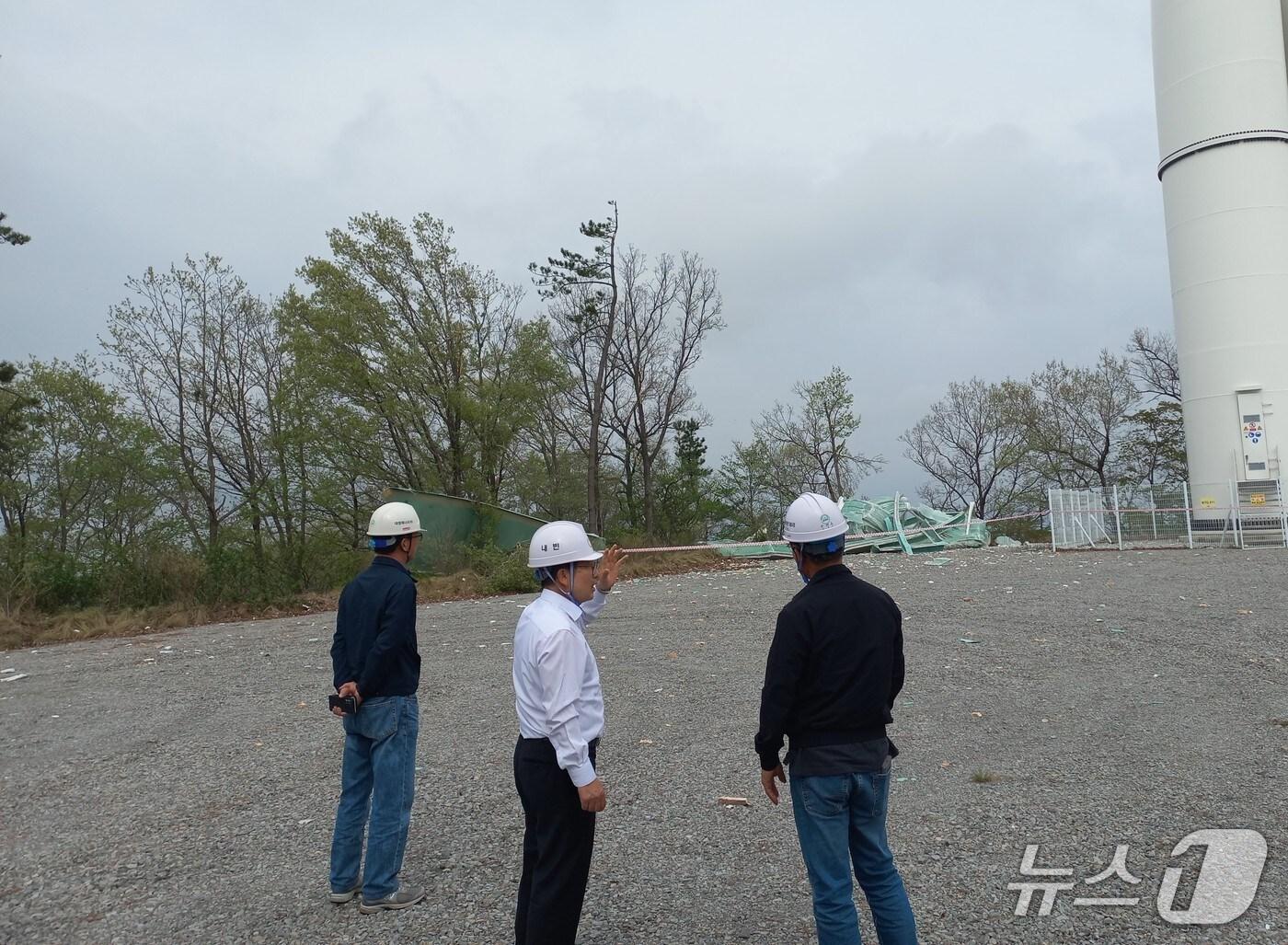 본문 이미지 - 화순 풍력발전소 타워 꺾임 사고 현장 점검.(전남도 제공. 재판매 및 DB금지) 2025.5.2/뉴스1