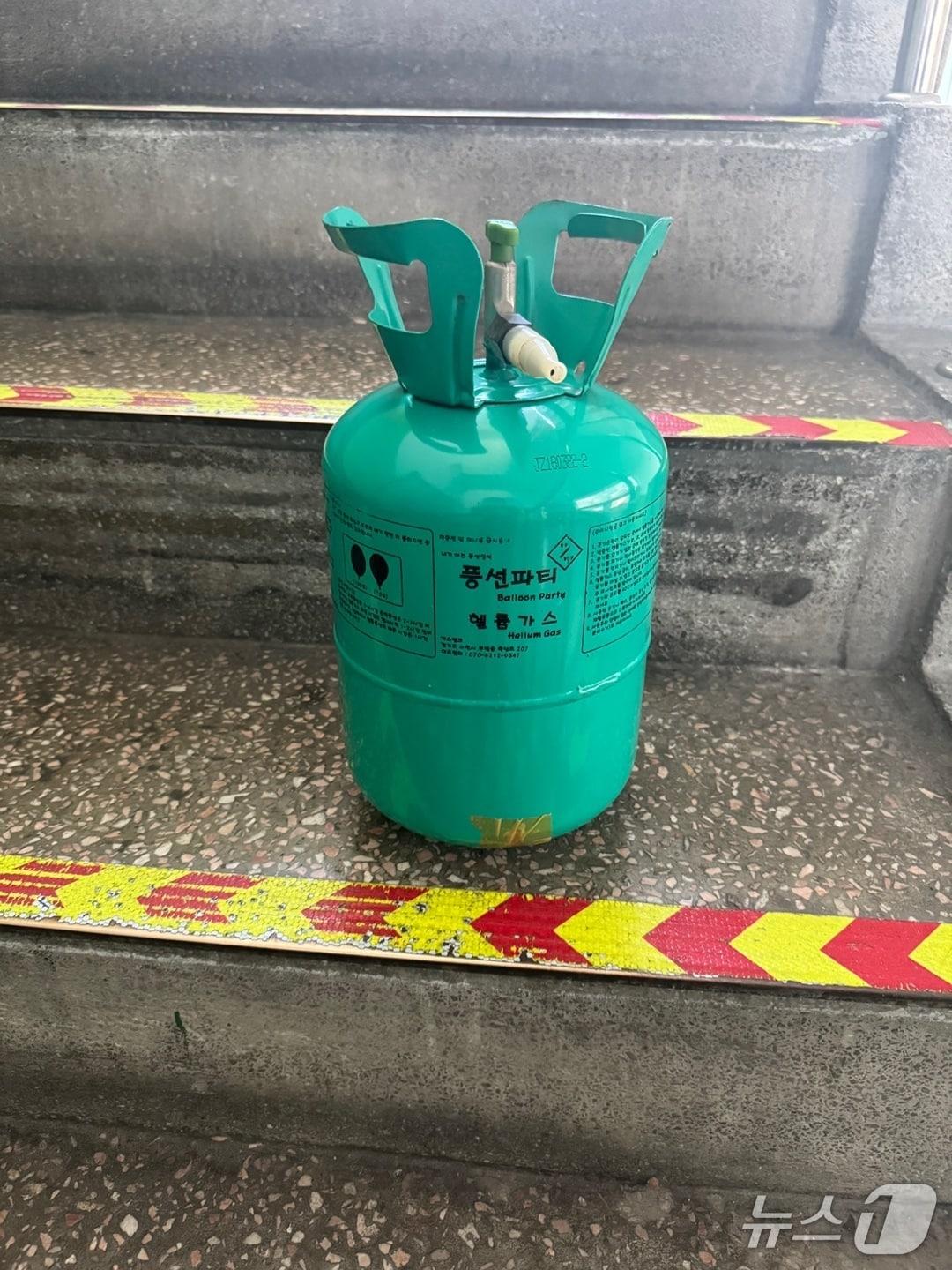 본문 이미지 - 부산 부산진소방서 범일119안전센터 앞에 놓인 헬륨가스통.&#40;부산소방재난본부 제공. 재판매 및 DB 금지&#41;