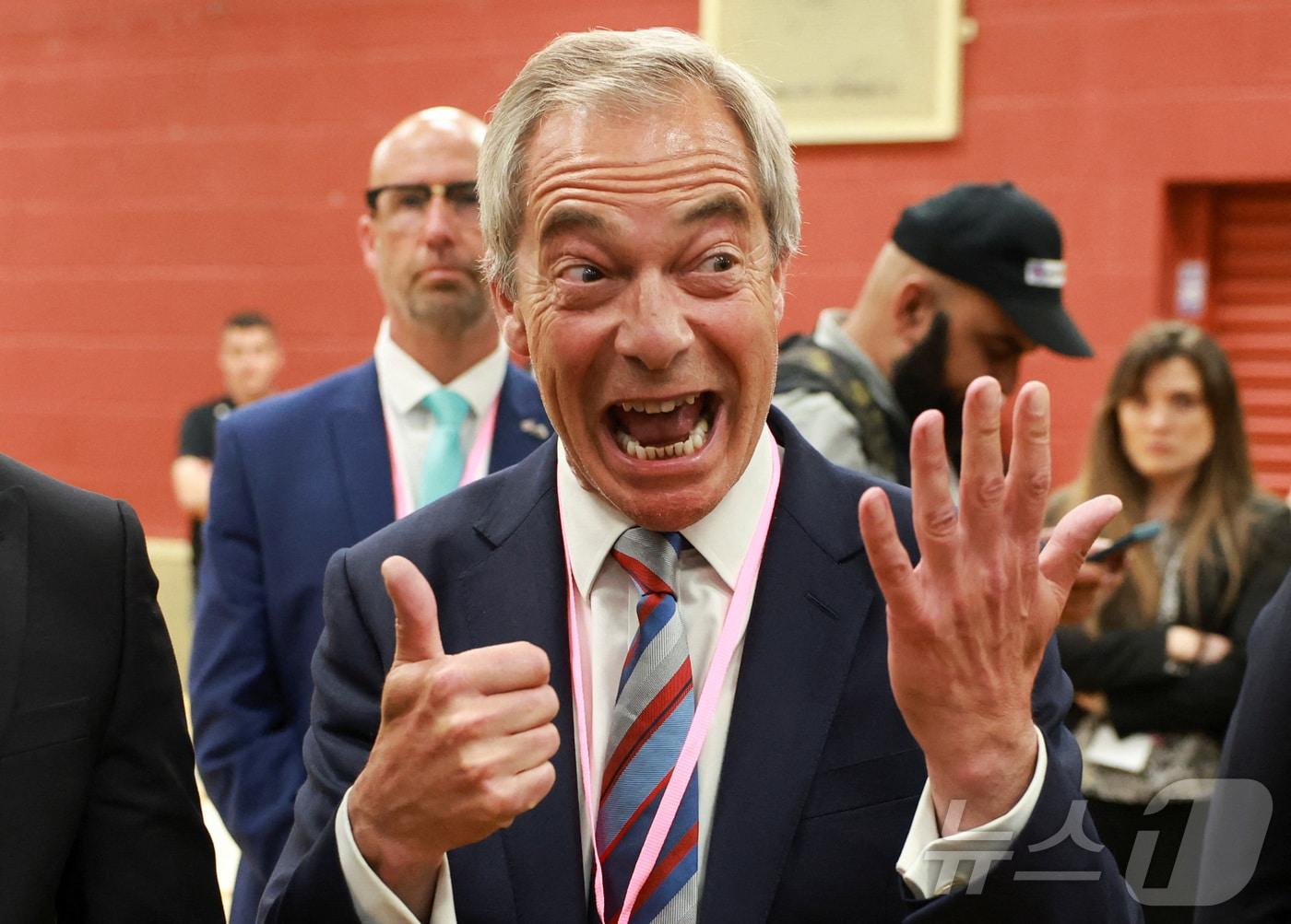 본문 이미지 - 나이절 패라지 영국개혁당 대표가 5월 2일&#40;현지시간&#41; 런콘·헬스비 지역구에서 열린 하원의원 보궐선거에서 당이 승리하자 기뻐하고 있다. 2025.05.02 ⓒ 로이터=뉴스1 ⓒ News1 이지예 객원기자