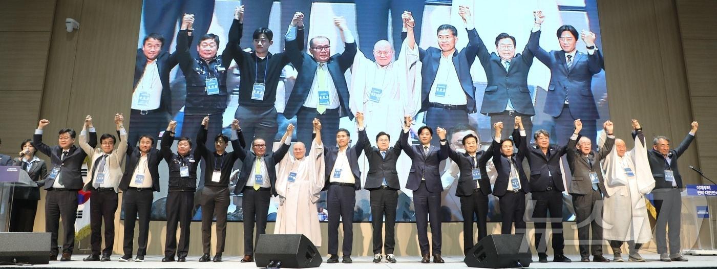 본문 이미지 - 더불어민주당 박찬대 상임총괄선대위원장과 이원택 전북특별자치도당위원장을 비롯한 전북도당 선대위 관계자들이 2일 전북자치도 전주시 전북대학교 국제컨벤션센터에서 열린 민주당 전북특별자치도당 선대위 출범식 및 필승결의대회에서 당원들에게 인사를 하고 있다. 2025.5.2/뉴스1 ⓒ News1 유경석 기자