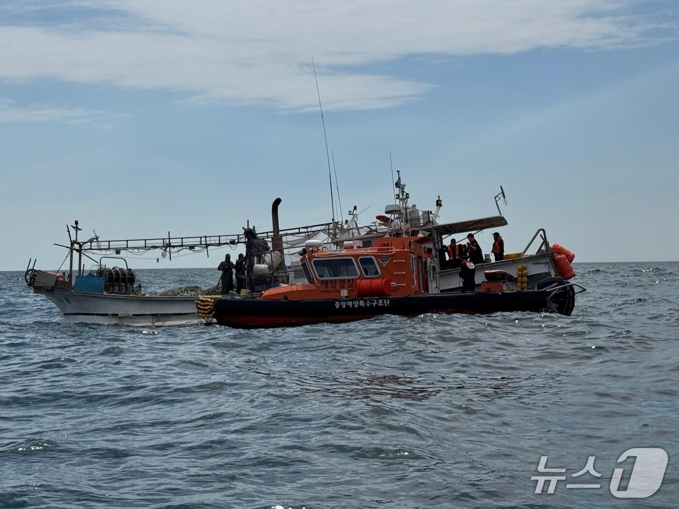 본문 이미지 - 중앙해양특수구조단이 사고 선박 구조를 위해 등선하고 있다.(부산해경 제공. 재판매 및 DB 금지)