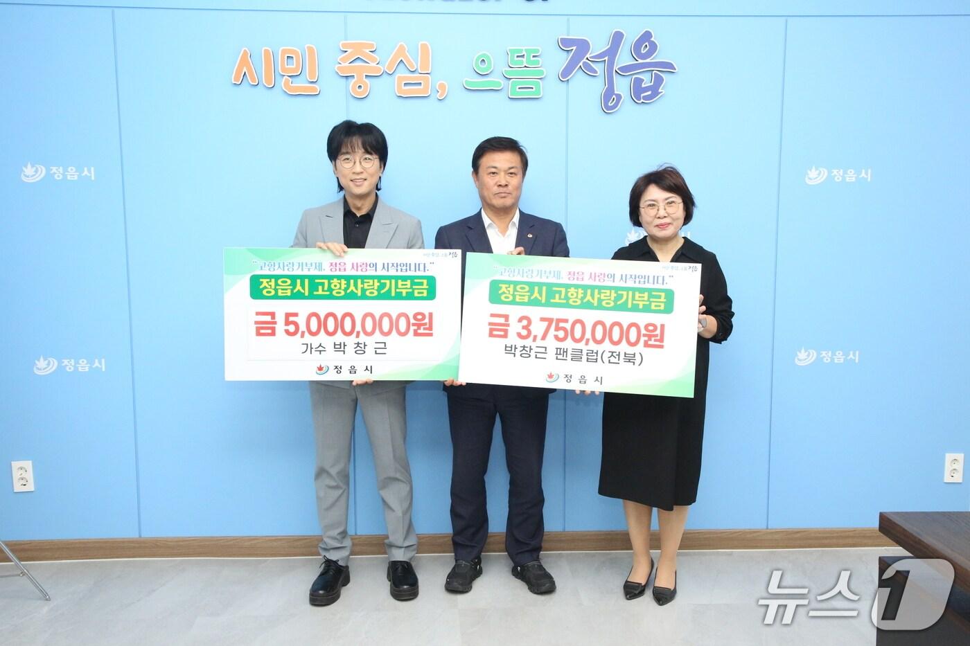 ‘국민가수’ 박창근 씨가 전북자치도 정읍시의 새로운 홍보대사로 위촉됐다. 박창근씨와 팬클럽 회원이 이학수 시장(가운데)과 기념사진을 찍고 있다. (정읍시 제공, 재판매 및 DB금지) 