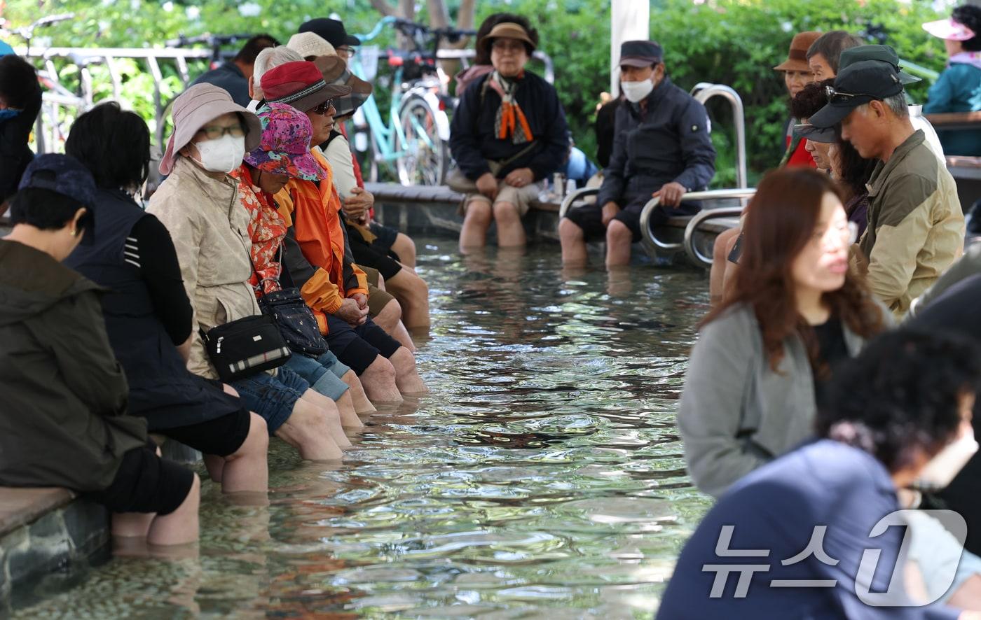 2일 대전 유성구 온천로 일원에서 열린 &#39;유성온천축제&#39;에서 시민들이 족욕체험을 하고 있다. 2025.5.2/뉴스1 ⓒ News1 김기태 기자