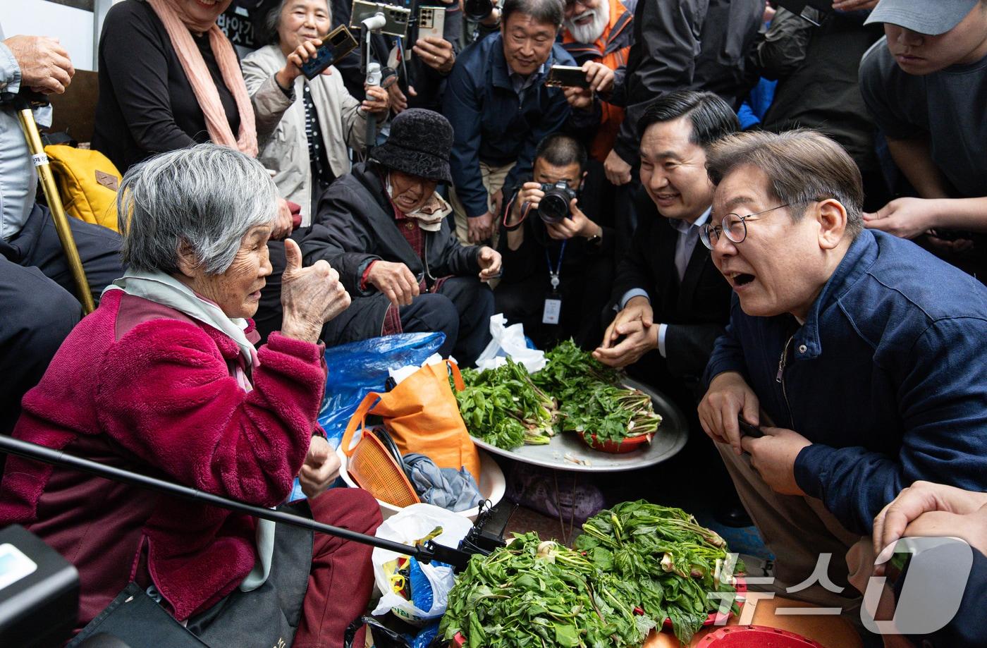 본문 이미지 - '골목골목 경청투어 : 접경벨트편'에 나선 이재명 더불어민주당 대통령 후보가 2일 오후 강원 인제군 북면 원통시장에서 상인과 대화를 하고 있다. 2025.5.2/뉴스1 ⓒ News1 이재명 기자