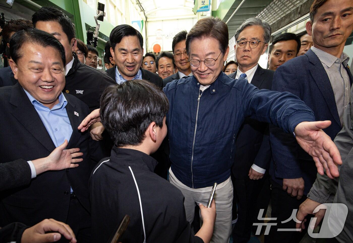 본문 이미지 - '골목골목 경청투어 : 접경벨트편'에 나선 이재명 더불어민주당 대통령 후보가 2일 오후 강원 인제군 북면 원통시장에서 한 어린이를 안아주고 있다. ⓒ News1 이재명 기자