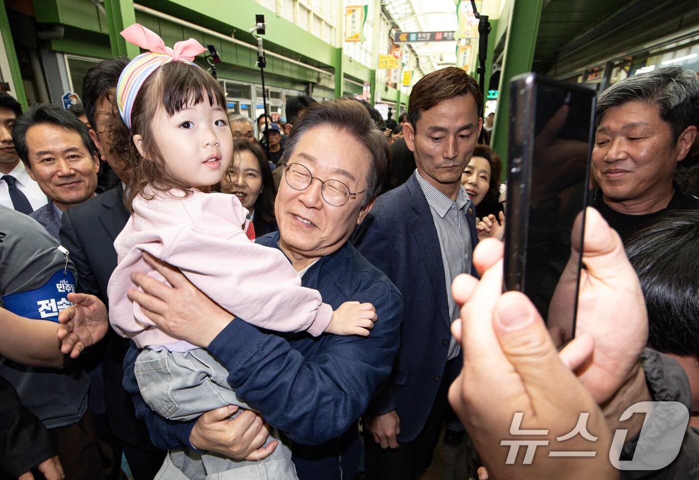 '골목골목 경청투어 : 접경벨트편'에 나선 이재명 더불어민주당 대통령 후보가 2일 오후 강원 인제군 북면 원통시장에서 한 어린이와 함께 기념촬영을 하고 있다. 2025.5.2/뉴스1 ⓒ News1 이재명 기자