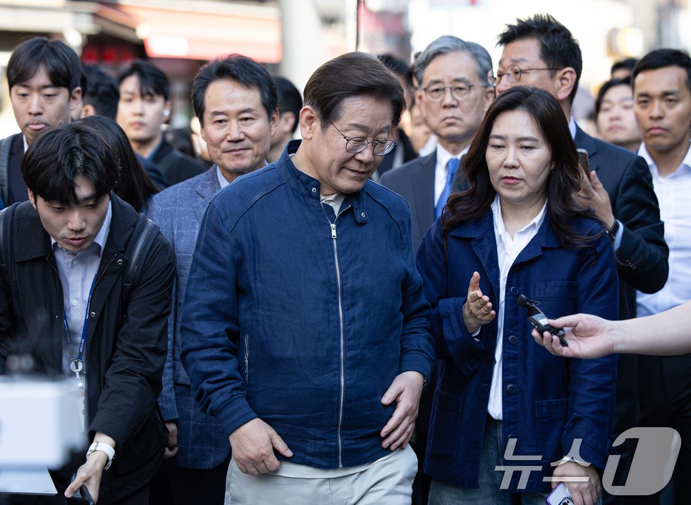 본문 이미지 - '골목골목 경청투어 : 접경벨트편'에 나선 이재명 더불어민주당 대통령 후보가 2일 오후 강원 인제군 북면 원통시장에서 시민들과 인사를 마친 후 백브리핑 장소로 향하고 있다. 2025.5.2/뉴스1 ⓒ News1 이재명 기자