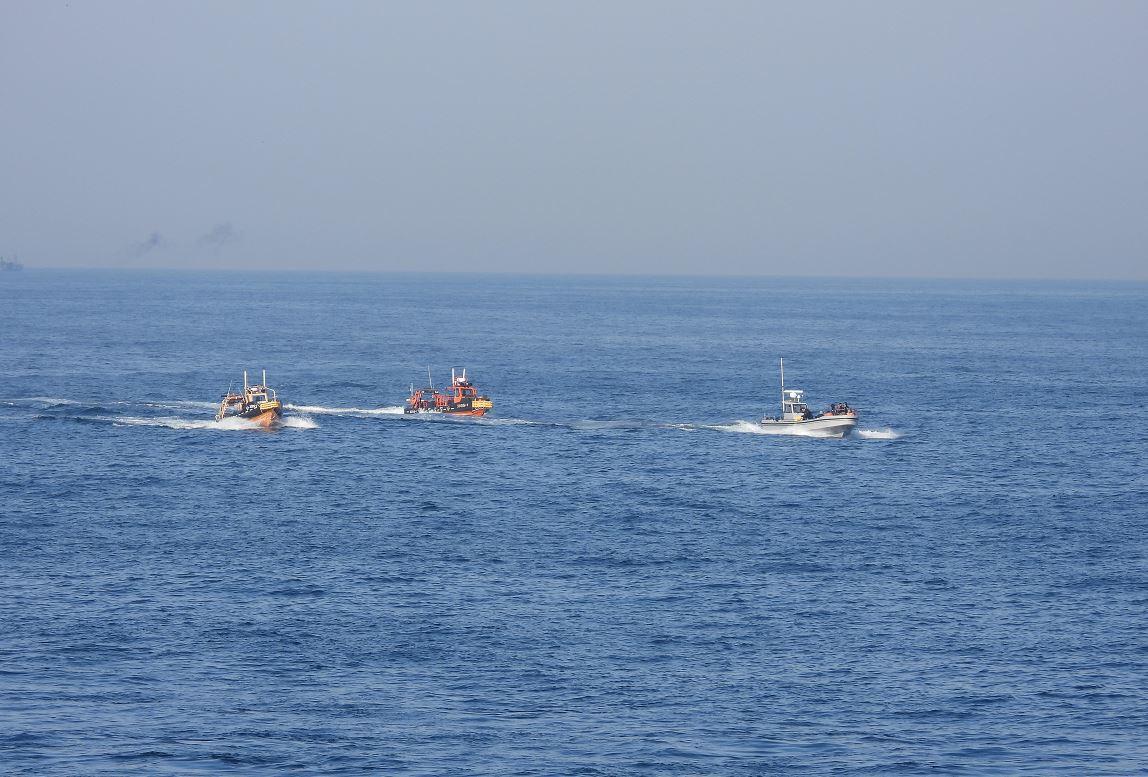 본문 이미지 -  태안해경이 서격렬비도 인근 해상에서 불법 조업 행위를 벌인 중국 어선을 검거하고 있다. (태안해경 제공, 재판매 및 DB 금지)/뉴스1
